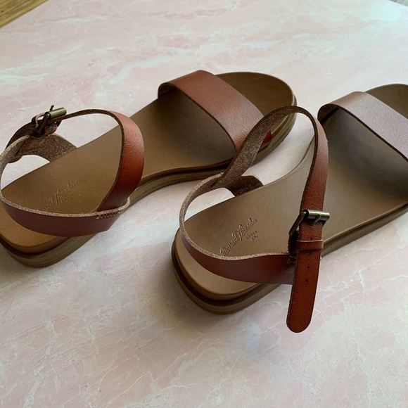 Universal Thread Sandals - Picture 3 of 7